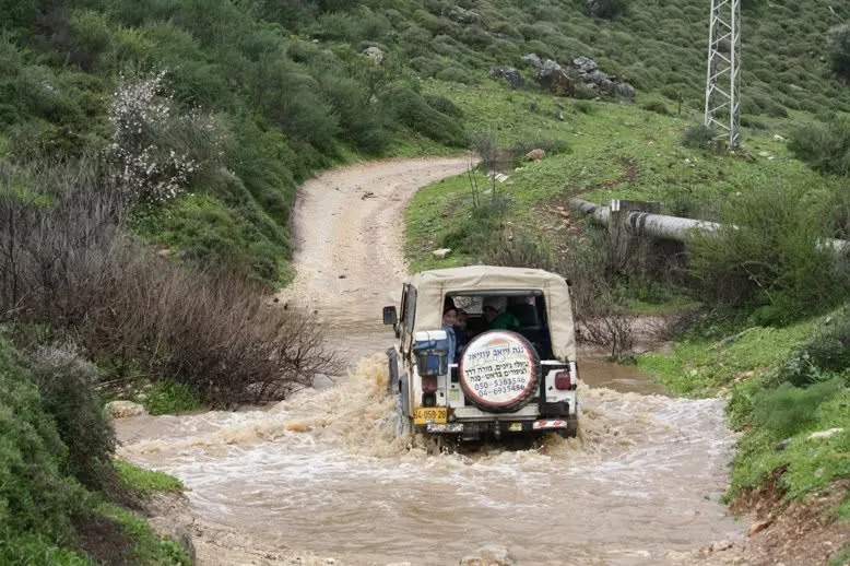 ג'יפ חוצה נחל בשביל ירוק